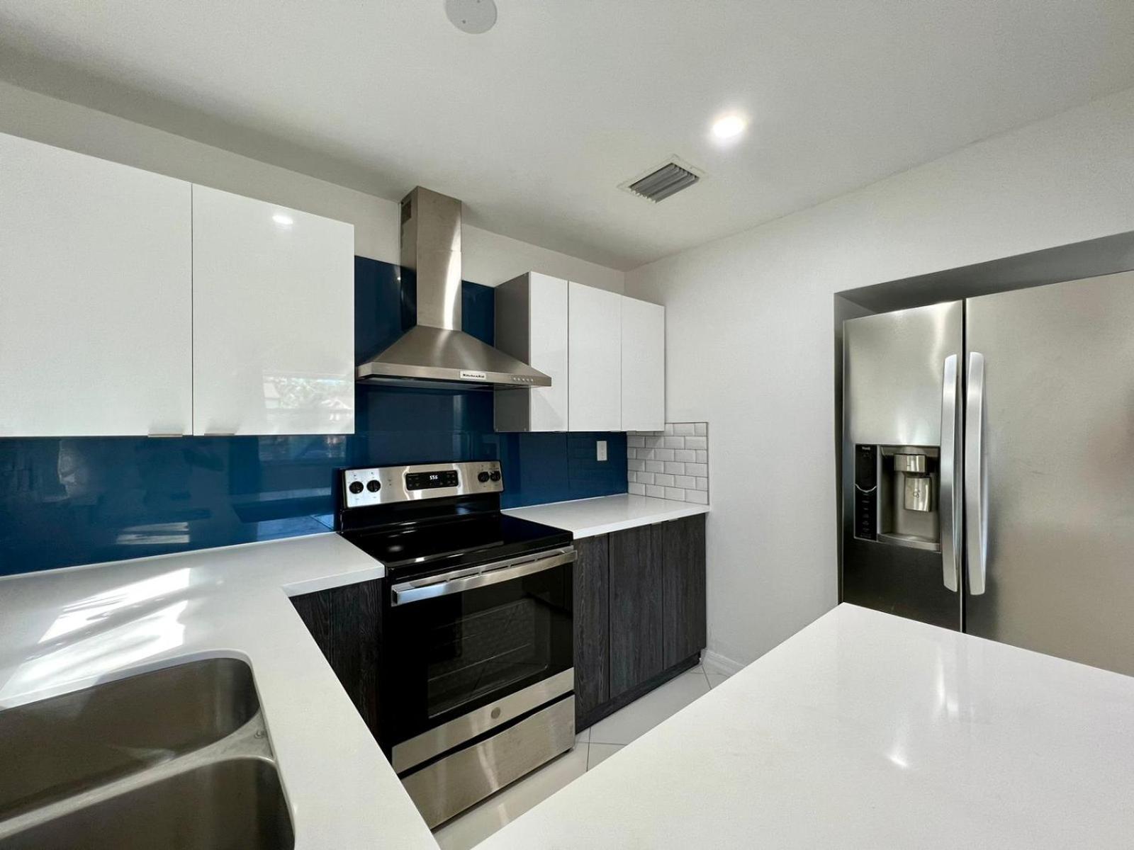 Beautiful, Fully Furnished 4Bed 2Bath House - 5 Minute Walk To Miracle Mile Downtown Coral Gables Villa Miami Buitenkant foto